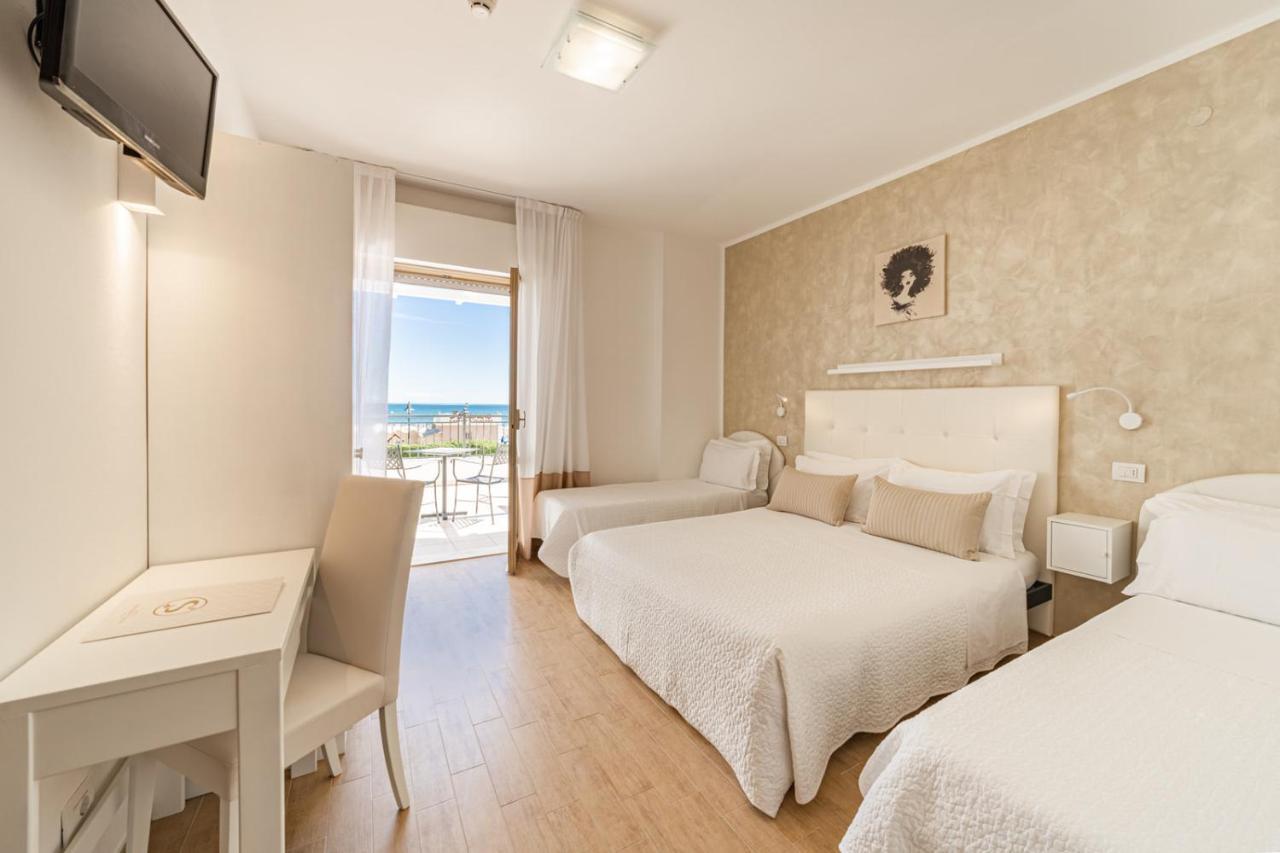 Hotel Soraya - Spiaggia Sawasdee Riccione Kültér fotó