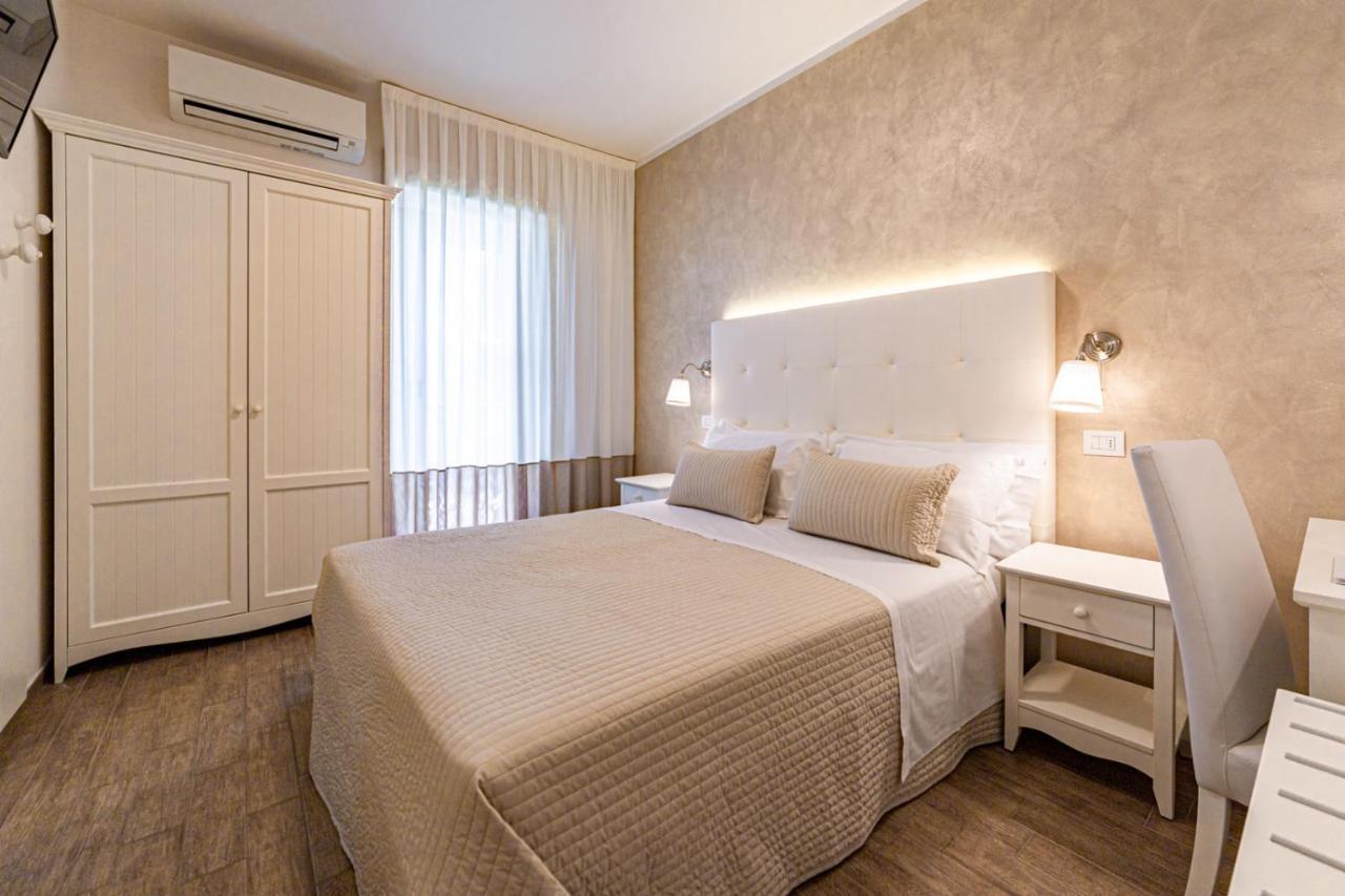 Hotel Soraya - Spiaggia Sawasdee Riccione Kültér fotó