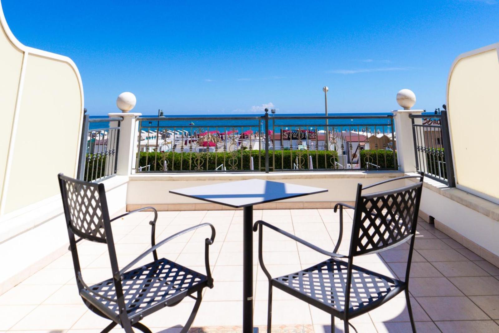 Hotel Soraya - Spiaggia Sawasdee Riccione Kültér fotó