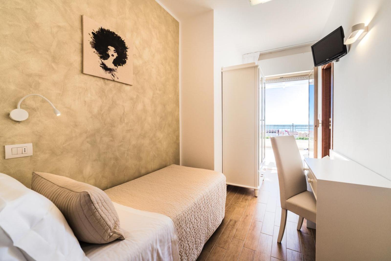 Hotel Soraya - Spiaggia Sawasdee Riccione Kültér fotó